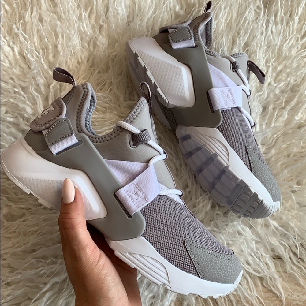 NWT Nike Huarache City - Picture 3 of 7